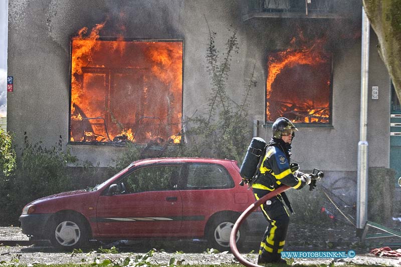 10061601.jpg - FOTOOPDRACHT:Dordrecht:16-06-2010:Een grote zware explosie in een hoek flat van de Prinses Marijkestraat heeft meer dan 9 woningen vernield na een zware explosie die mogelijk opzet is geweest. Ook woningen aan de overkant van de brede straat raakten zwaar beschadigd.Er vielen minstens 7 gewonden een traumateam en minstens 5 ziekenwagens werden in gezet ook raakt politie agenten bij de explosie gewond. De brandweer zette extra personeel in om de grote brand die na de explosie ontstond te blussen.Deze digitale foto blijft eigendom van FOTOPERSBURO BUSINK. Wij hanteren de voorwaarden van het N.V.F. en N.V.J. Gebruik van deze foto impliceert dat u bekend bent  en akkoord gaat met deze voorwaarden bij publicatie.EB/ETIENNE BUSINK