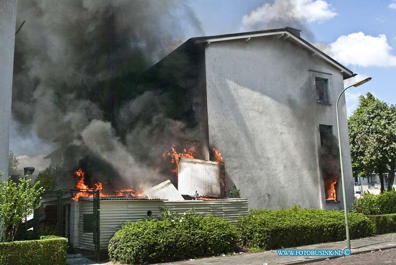 10061603.jpg - FOTOOPDRACHT:Dordrecht:16-06-2010:Een grote zware explosie in een hoek flat van de Prinses Marijkestraat heeft meer dan 9 woningen vernield na een zware explosie die mogelijk opzet is geweest. Ook woningen aan de overkant van de brede straat raakten zwaar beschadigd.Er vielen minstens 7 gewonden een traumateam en minstens 5 ziekenwagens werden in gezet ook raakt politie agenten bij de explosie gewond. De brandweer zette extra personeel in om de grote brand die na de explosie ontstond te blussen.Deze digitale foto blijft eigendom van FOTOPERSBURO BUSINK. Wij hanteren de voorwaarden van het N.V.F. en N.V.J. Gebruik van deze foto impliceert dat u bekend bent  en akkoord gaat met deze voorwaarden bij publicatie.EB/ETIENNE BUSINK