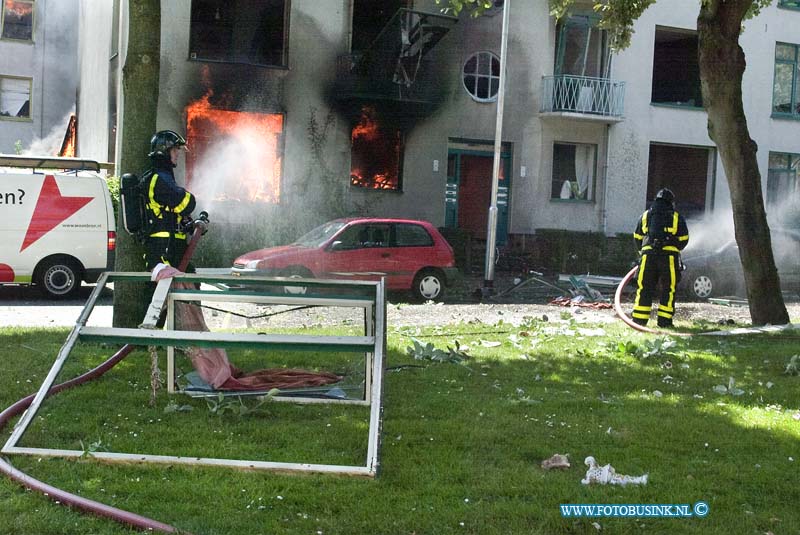 10061604.jpg - FOTOOPDRACHT:Dordrecht:16-06-2010:Een grote zware explosie in een hoek flat van de Prinses Marijkestraat heeft meer dan 9 woningen vernield na een zware explosie die mogelijk opzet is geweest. Ook woningen aan de overkant van de brede straat raakten zwaar beschadigd.Er vielen minstens 7 gewonden een traumateam en minstens 5 ziekenwagens werden in gezet ook raakt politie agenten bij de explosie gewond. De brandweer zette extra personeel in om de grote brand die na de explosie ontstond te blussen.Deze digitale foto blijft eigendom van FOTOPERSBURO BUSINK. Wij hanteren de voorwaarden van het N.V.F. en N.V.J. Gebruik van deze foto impliceert dat u bekend bent  en akkoord gaat met deze voorwaarden bij publicatie.EB/ETIENNE BUSINK