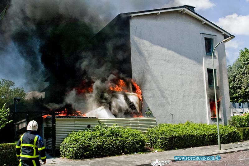 10061608.jpg - FOTOOPDRACHT:Dordrecht:16-06-2010:Een grote zware explosie in een hoek flat van de Prinses Marijkestraat heeft meer dan 9 woningen vernield na een zware explosie die mogelijk opzet is geweest. Ook woningen aan de overkant van de brede straat raakten zwaar beschadigd.Er vielen minstens 7 gewonden een traumateam en minstens 5 ziekenwagens werden in gezet ook raakt politie agenten bij de explosie gewond. De brandweer zette extra personeel in om de grote brand die na de explosie ontstond te blussen.Deze digitale foto blijft eigendom van FOTOPERSBURO BUSINK. Wij hanteren de voorwaarden van het N.V.F. en N.V.J. Gebruik van deze foto impliceert dat u bekend bent  en akkoord gaat met deze voorwaarden bij publicatie.EB/ETIENNE BUSINK