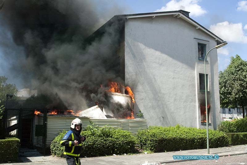 10061609.jpg - FOTOOPDRACHT:Dordrecht:16-06-2010:Een grote zware explosie in een hoek flat van de Prinses Marijkestraat heeft meer dan 9 woningen vernield na een zware explosie die mogelijk opzet is geweest. Ook woningen aan de overkant van de brede straat raakten zwaar beschadigd.Er vielen minstens 7 gewonden een traumateam en minstens 5 ziekenwagens werden in gezet ook raakt politie agenten bij de explosie gewond. De brandweer zette extra personeel in om de grote brand die na de explosie ontstond te blussen.Deze digitale foto blijft eigendom van FOTOPERSBURO BUSINK. Wij hanteren de voorwaarden van het N.V.F. en N.V.J. Gebruik van deze foto impliceert dat u bekend bent  en akkoord gaat met deze voorwaarden bij publicatie.EB/ETIENNE BUSINK