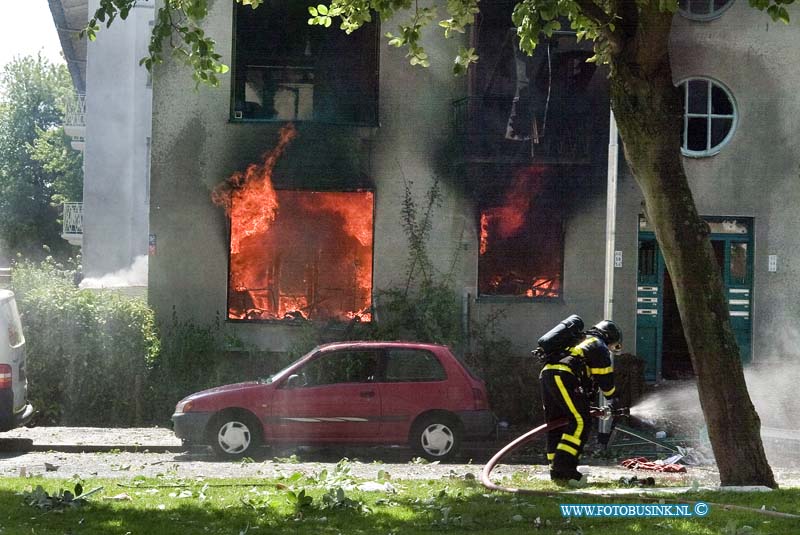 10061610.jpg - FOTOOPDRACHT:Dordrecht:16-06-2010:Een grote zware explosie in een hoek flat van de Prinses Marijkestraat heeft meer dan 9 woningen vernield na een zware explosie die mogelijk opzet is geweest. Ook woningen aan de overkant van de brede straat raakten zwaar beschadigd.Er vielen minstens 7 gewonden een traumateam en minstens 5 ziekenwagens werden in gezet ook raakt politie agenten bij de explosie gewond. De brandweer zette extra personeel in om de grote brand die na de explosie ontstond te blussen.Deze digitale foto blijft eigendom van FOTOPERSBURO BUSINK. Wij hanteren de voorwaarden van het N.V.F. en N.V.J. Gebruik van deze foto impliceert dat u bekend bent  en akkoord gaat met deze voorwaarden bij publicatie.EB/ETIENNE BUSINK