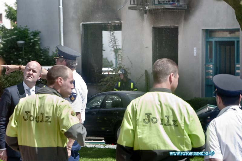 10061616.jpg - FOTOOPDRACHT:Dordrecht:16-06-2010:Foto: Links burgermeester a. brok van dordrecht komt kijken bij schade na de exsplosie van de flat.en grote zware explosie in een hoek flat van de Prinses Marijkestraat heeft meer dan 9 woningen vernield na een zware explosie die mogelijk opzet is geweest. Ook woningen aan de overkant van de brede straat raakten zwaar beschadigd. Er vielen minstens 18 gewonden een traumateam en minstens 5 ziekenwagens werden in gezet ook raakt politie agenten bij de explosie gewond. De brandweer zette extra personeel in om de grote brand die na de explosie ontstond te blussen. In een flat in Dordrecht heeft woensdag een aantal zware explosies plaatsgevonden. Hierbij zijn zeker drie woningen verwoest en achttien mensen gewond geraakt, onder wie een agent en een deurwaarder, meldt de politie. Na de explosies brak een flinke brand uit, maar die is inmiddels onder controle. Een woning in de flat werd volgens de politie ontruimd op het moment dat de explosies plaatsvonden. Of er een verband is tussen de explosies en de ontruiming is nog niet bekend. Overigens spreekt de politie van één ontploffing. Getuigen zouden meerdere explosies hebben gehoordDeze digitale foto blijft eigendom van FOTOPERSBURO BUSINK. Wij hanteren de voorwaarden van het N.V.F. en N.V.J. Gebruik van deze foto impliceert dat u bekend bent  en akkoord gaat met deze voorwaarden bij publicatie.EB/ETIENNE BUSINK