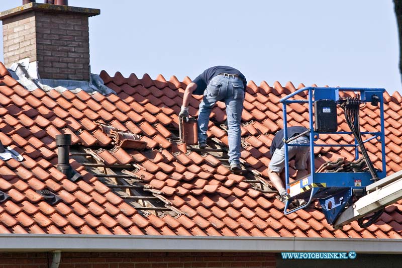 10061619.jpg - FOTOOPDRACHT:Dordrecht:16-06-2010:Foto: De daken van de woningen aan de overzijde van de exsplosie flat worden weer hersteld.en grote zware explosie in een hoek flat van de Prinses Marijkestraat heeft meer dan 9 woningen vernield na een zware explosie die mogelijk opzet is geweest. Ook woningen aan de overkant van de brede straat raakten zwaar beschadigd. Er vielen minstens 18 gewonden een traumateam en minstens 5 ziekenwagens werden in gezet ook raakt politie agenten bij de explosie gewond. De brandweer zette extra personeel in om de grote brand die na de explosie ontstond te blussen. In een flat in Dordrecht heeft woensdag een aantal zware explosies plaatsgevonden. Hierbij zijn zeker drie woningen verwoest en achttien mensen gewond geraakt, onder wie een agent en een deurwaarder, meldt de politie. Na de explosies brak een flinke brand uit, maar die is inmiddels onder controle. Een woning in de flat werd volgens de politie ontruimd op het moment dat de explosies plaatsvonden. Of er een verband is tussen de explosies en de ontruiming is nog niet bekend. Overigens spreekt de politie van één ontploffing. Getuigen zouden meerdere explosies hebben gehoordDeze digitale foto blijft eigendom van FOTOPERSBURO BUSINK. Wij hanteren de voorwaarden van het N.V.F. en N.V.J. Gebruik van deze foto impliceert dat u bekend bent  en akkoord gaat met deze voorwaarden bij publicatie.EB/ETIENNE BUSINK