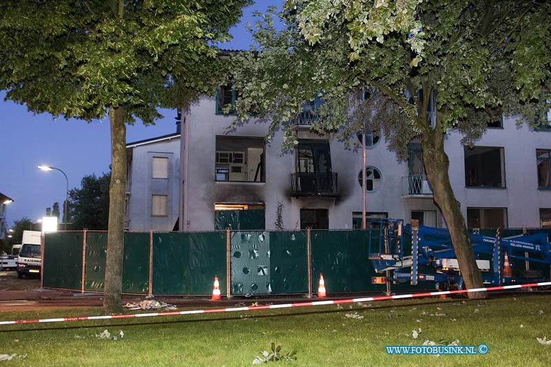 10061625.jpg - FOTOOPDRACHT:Dordrecht:16-06-2010:POLITIE VINDT STOFFELIJK OVERSCHOT BIJ ONDERZOEK NAAR EXPLOSIE IN WONINGDORDRECHT - Woensdagmiddag 16 juni heeft een explosie plaatsgevonden in een hoekwoning op de begane grond van een drie etage hoog appartementengebouw op de kruising tussen de Prinses Julianaweg en Prinses Marijkestraat. Bij de explosie raakten 18 personen gewond. Nadat de woning veilig genoeg was bevonden om te kunnen betreden, werd rond 19.00 uur in de woning het stoffelijk overschot van een tot nu toe onbekende persoon aangetroffen. De explosie vond plaats rond 12.15 uur, waarop in drie woningen brand uitbrak. De brandweer rukte uit en was snel ter plaatse. Al kort na het plaatsvinden van de explosie werd opgeschaald naar zeer grote brand en een GRIP 2 (Gecoördineerde Regionale Incidentenbestrijding Procedure) situatie. Op het moment van de ontploffing wilde wooncoörporatie Woonbron met een deurwaarder een huisuitzetting gaan doen in de betreffende woning. Deze uitzetting vond plaats naar aanleiding van een huurachterstand van de bewoner. Bij onderzoek naar de explosie trof de politie in de woning het stoffelijk overschot aan. Het is niet duidelijk of het om de bewoner van het pand gaat. De oorzaak van de explosie is niet bekend. Wel zijn er aanwijzingen voor strafbare feiten. De politie heeft een Team Grootschalige Opsporing opgezet om een uitgebreid onderzoek te doen. Dit heeft erin geresulteerd dat een 38-jarige man uit Dordrecht door de politie is aangehouden in zijn woonplaats op verdenking van betrokkenheid bij de explosie. Als gevolg van de explosie raakten achttien personen gewond. Tien van hen konden ter plaatse door ambulancepersoneel aan hun verwondingen worden behandeld. Acht personen werden naar ziekenhuizen in Dordrecht en Zwijndrecht overgebracht. Een van hen raakte zwaar gewond. Zijn toestand is onbekend. Onder de gewonden bevinden zich onder meer een politieagent, deurwaarder en medewerkers van Woonbron en een verhuisbedrijf die bij de uitze