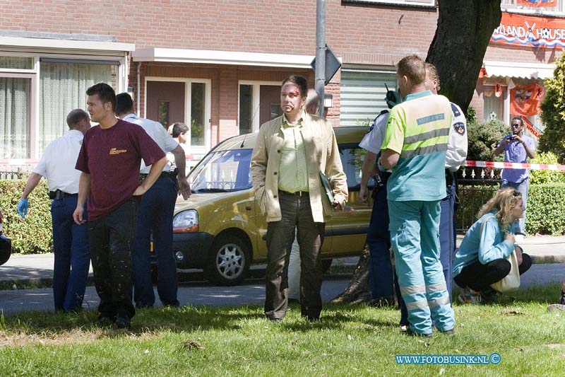 10061628.jpg - FOTOOPDRACHT:Dordrecht:16-06-2010:Foto: Diverse gewonden van de flat exsplosie.Een grote zware explosie in een hoek flat van de Prinses Marijkestraat heeft meer dan 9 woningen vernield na een zware explosie die mogelijk opzet is geweest. Ook woningen aan de overkant van de brede straat raakten zwaar beschadigd.Er vielen minstens 7 gewonden een traumateam en minstens 5 ziekenwagens werden in gezet ook raakt politie agenten bij de explosie gewond. De brandweer zette extra personeel in om de grote brand die na de explosie ontstond te blussen.Deze digitale foto blijft eigendom van FOTOPERSBURO BUSINK. Wij hanteren de voorwaarden van het N.V.F. en N.V.J. Gebruik van deze foto impliceert dat u bekend bent  en akkoord gaat met deze voorwaarden bij publicatie.EB/ETIENNE BUSINK