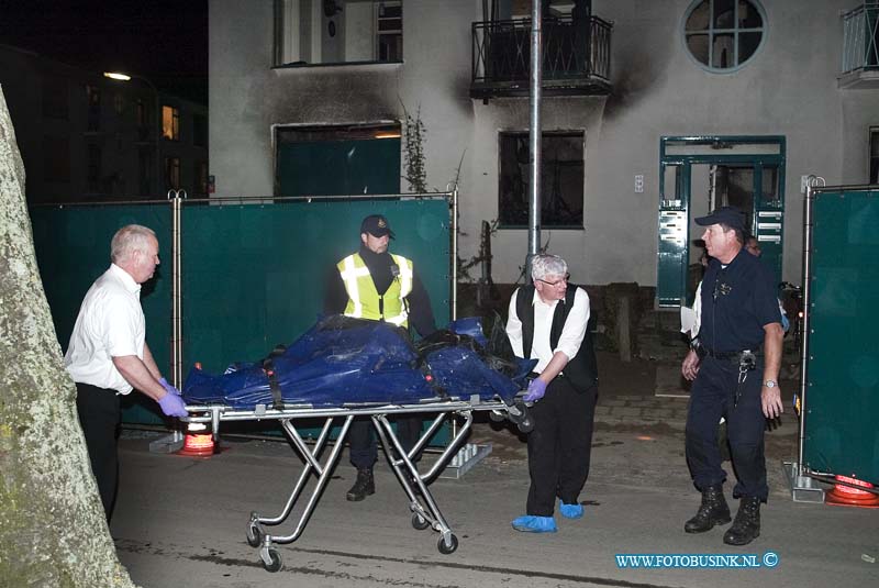 10061631.jpg - FOTOOPDRACHT:Dordrecht:16-06-2010:Foto: het stoffelijk overschot wordt uit de geexplodeerde flat gehaald.POLITIE VINDT STOFFELIJK OVERSCHOT BIJ ONDERZOEK NAAR EXPLOSIE IN WONINGDORDRECHT - Woensdagmiddag 16 juni heeft een explosie plaatsgevonden in een hoekwoning op de begane grond van een drie etage hoog appartementengebouw op de kruising tussen de Prinses Julianaweg en Prinses Marijkestraat. Bij de explosie raakten 18 personen gewond. Nadat de woning veilig genoeg was bevonden om te kunnen betreden, werd rond 19.00 uur in de woning het stoffelijk overschot van een tot nu toe onbekende persoon aangetroffen. De explosie vond plaats rond 12.15 uur, waarop in drie woningen brand uitbrak. De brandweer rukte uit en was snel ter plaatse. Al kort na het plaatsvinden van de explosie werd opgeschaald naar zeer grote brand en een GRIP 2 (Gecoördineerde Regionale Incidentenbestrijding Procedure) situatie. Op het moment van de ontploffing wilde wooncoörporatie Woonbron met een deurwaarder een huisuitzetting gaan doen in de betreffende woning. Deze uitzetting vond plaats naar aanleiding van een huurachterstand van de bewoner. Bij onderzoek naar de explosie trof de politie in de woning het stoffelijk overschot aan. Het is niet duidelijk of het om de bewoner van het pand gaat. De oorzaak van de explosie is niet bekend. Wel zijn er aanwijzingen voor strafbare feiten. De politie heeft een Team Grootschalige Opsporing opgezet om een uitgebreid onderzoek te doen. Dit heeft erin geresulteerd dat een 38-jarige man uit Dordrecht door de politie is aangehouden in zijn woonplaats op verdenking van betrokkenheid bij de explosie. Als gevolg van de explosie raakten achttien personen gewond. Tien van hen konden ter plaatse door ambulancepersoneel aan hun verwondingen worden behandeld. Acht personen werden naar ziekenhuizen in Dordrecht en Zwijndrecht overgebracht. Een van hen raakte zwaar gewond. Zijn toestand is onbekend. Onder de gewonden bevinden zich onder meer een politieagent, deurwa