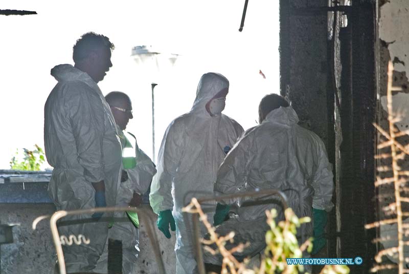 10061633.jpg - FOTOOPDRACHT:Dordrecht:16-06-2010:Foto: Techische recherche doet onder zoek naar de toedracht van de flat explosie, en vinden het slachtoffer in de woning.en grote zware explosie in een hoek flat van de Prinses Marijkestraat heeft meer dan 9 woningen vernield na een zware explosie die mogelijk opzet is geweest. Ook woningen aan de overkant van de brede straat raakten zwaar beschadigd. Er vielen minstens 18 gewonden een traumateam en minstens 5 ziekenwagens werden in gezet ook raakt politie agenten bij de explosie gewond. De brandweer zette extra personeel in om de grote brand die na de explosie ontstond te blussen. In een flat in Dordrecht heeft woensdag een aantal zware explosies plaatsgevonden. Hierbij zijn zeker drie woningen verwoest en achttien mensen gewond geraakt, onder wie een agent en een deurwaarder, meldt de politie. Na de explosies brak een flinke brand uit, maar die is inmiddels onder controle. Een woning in de flat werd volgens de politie ontruimd op het moment dat de explosies plaatsvonden. Of er een verband is tussen de explosies en de ontruiming is nog niet bekend. Overigens spreekt de politie van één ontploffing. Getuigen zouden meerdere explosies hebben gehoordDeze digitale foto blijft eigendom van FOTOPERSBURO BUSINK. Wij hanteren de voorwaarden van het N.V.F. en N.V.J. Gebruik van deze foto impliceert dat u bekend bent  en akkoord gaat met deze voorwaarden bij publicatie.EB/ETIENNE BUSINK