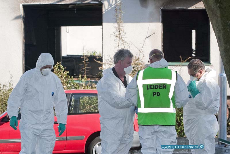 10061634.jpg - FOTOOPDRACHT:Dordrecht:16-06-2010:Foto: de techische recherche begint aan het onderzoek naar de toedracht van flat explosie.en grote zware explosie in een hoek flat van de Prinses Marijkestraat heeft meer dan 9 woningen vernield na een zware explosie die mogelijk opzet is geweest. Ook woningen aan de overkant van de brede straat raakten zwaar beschadigd. Er vielen minstens 18 gewonden een traumateam en minstens 5 ziekenwagens werden in gezet ook raakt politie agenten bij de explosie gewond. De brandweer zette extra personeel in om de grote brand die na de explosie ontstond te blussen. In een flat in Dordrecht heeft woensdag een aantal zware explosies plaatsgevonden. Hierbij zijn zeker drie woningen verwoest en achttien mensen gewond geraakt, onder wie een agent en een deurwaarder, meldt de politie. Na de explosies brak een flinke brand uit, maar die is inmiddels onder controle. Een woning in de flat werd volgens de politie ontruimd op het moment dat de explosies plaatsvonden. Of er een verband is tussen de explosies en de ontruiming is nog niet bekend. Overigens spreekt de politie van één ontploffing. Getuigen zouden meerdere explosies hebben gehoordDeze digitale foto blijft eigendom van FOTOPERSBURO BUSINK. Wij hanteren de voorwaarden van het N.V.F. en N.V.J. Gebruik van deze foto impliceert dat u bekend bent  en akkoord gaat met deze voorwaarden bij publicatie.EB/ETIENNE BUSINK