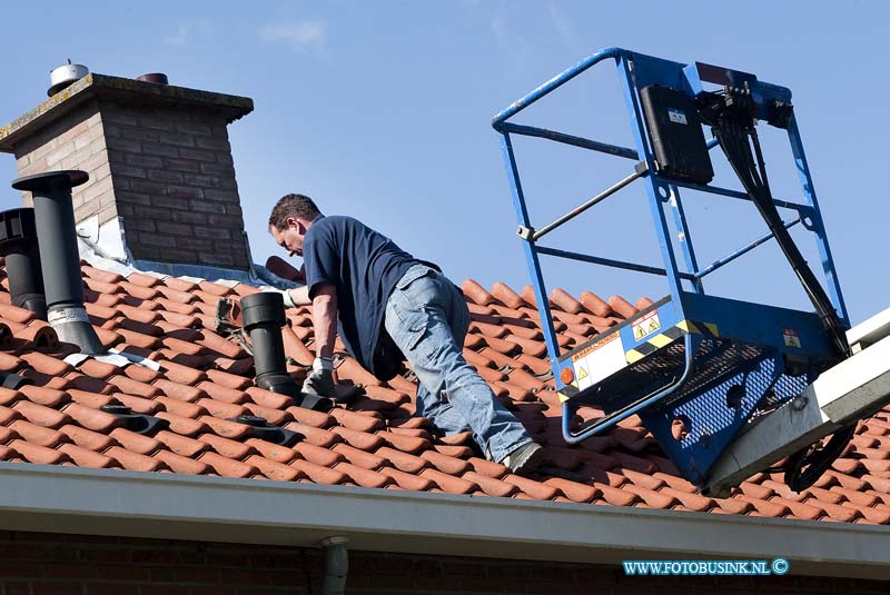 10061635.jpg - FOTOOPDRACHT:Dordrecht:16-06-2010:Foto: De daken van de woning aan de overzijde van de geexplodeerde flat worden weer hersteld voor de nacht. en grote zware explosie in een hoek flat van de Prinses Marijkestraat heeft meer dan 9 woningen vernield na een zware explosie die mogelijk opzet is geweest. Ook woningen aan de overkant van de brede straat raakten zwaar beschadigd. Er vielen minstens 18 gewonden een traumateam en minstens 5 ziekenwagens werden in gezet ook raakt politie agenten bij de explosie gewond. De brandweer zette extra personeel in om de grote brand die na de explosie ontstond te blussen. In een flat in Dordrecht heeft woensdag een aantal zware explosies plaatsgevonden. Hierbij zijn zeker drie woningen verwoest en achttien mensen gewond geraakt, onder wie een agent en een deurwaarder, meldt de politie. Na de explosies brak een flinke brand uit, maar die is inmiddels onder controle. Een woning in de flat werd volgens de politie ontruimd op het moment dat de explosies plaatsvonden. Of er een verband is tussen de explosies en de ontruiming is nog niet bekend. Overigens spreekt de politie van één ontploffing. Getuigen zouden meerdere explosies hebben gehoordDeze digitale foto blijft eigendom van FOTOPERSBURO BUSINK. Wij hanteren de voorwaarden van het N.V.F. en N.V.J. Gebruik van deze foto impliceert dat u bekend bent  en akkoord gaat met deze voorwaarden bij publicatie.EB/ETIENNE BUSINK