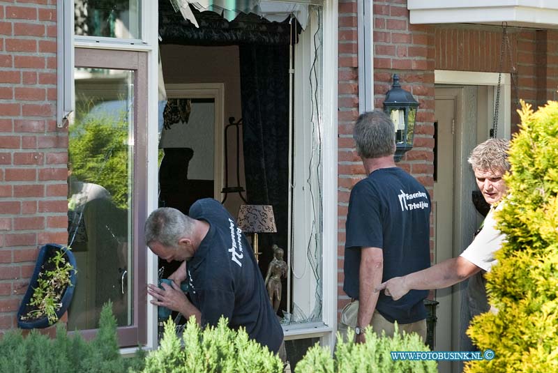 10061636.jpg - FOTOOPDRACHT:Dordrecht:16-06-2010:Foto: de woningen die beschadig raakte door de flat explosie worden afgedicht voor de nacht.en grote zware explosie in een hoek flat van de Prinses Marijkestraat heeft meer dan 9 woningen vernield na een zware explosie die mogelijk opzet is geweest. Ook woningen aan de overkant van de brede straat raakten zwaar beschadigd. Er vielen minstens 18 gewonden een traumateam en minstens 5 ziekenwagens werden in gezet ook raakt politie agenten bij de explosie gewond. De brandweer zette extra personeel in om de grote brand die na de explosie ontstond te blussen. In een flat in Dordrecht heeft woensdag een aantal zware explosies plaatsgevonden. Hierbij zijn zeker drie woningen verwoest en achttien mensen gewond geraakt, onder wie een agent en een deurwaarder, meldt de politie. Na de explosies brak een flinke brand uit, maar die is inmiddels onder controle. Een woning in de flat werd volgens de politie ontruimd op het moment dat de explosies plaatsvonden. Of er een verband is tussen de explosies en de ontruiming is nog niet bekend. Overigens spreekt de politie van één ontploffing. Getuigen zouden meerdere explosies hebben gehoordDeze digitale foto blijft eigendom van FOTOPERSBURO BUSINK. Wij hanteren de voorwaarden van het N.V.F. en N.V.J. Gebruik van deze foto impliceert dat u bekend bent  en akkoord gaat met deze voorwaarden bij publicatie.EB/ETIENNE BUSINK