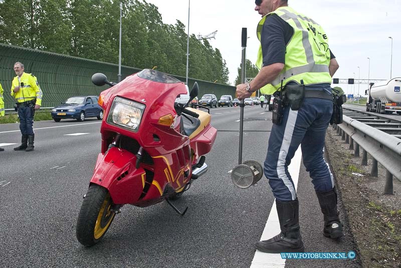 10061701.jpg - FOTOOPDRACHT:Papenrecht:17-06-2010:Motor ongeval met 2 zwaar gewonden op de RWA15 t/h van Papendrecht op de baan richting Gorinchem. De rijbanen werden voor technisch onderzoek geheel afgesloten een uur lang wat voor lange files zorgende. Over de toedracht van het ongeval is nog niets bekendDeze digitale foto blijft eigendom van FOTOPERSBURO BUSINK. Wij hanteren de voorwaarden van het N.V.F. en N.V.J. Gebruik van deze foto impliceert dat u bekend bent  en akkoord gaat met deze voorwaarden bij publicatie.EB/ETIENNE BUSINK