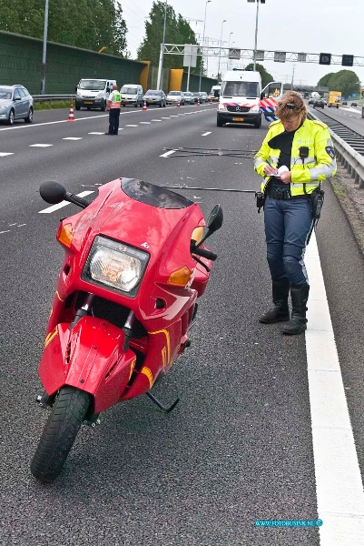 10061702.jpg - FOTOOPDRACHT:Papenrecht:17-06-2010:Motor ongeval met 2 zwaar gewonden op de RWA15 t/h van Papendrecht op de baan richting Gorinchem. De rijbanen werden voor technisch onderzoek geheel afgesloten een uur lang wat voor lange files zorgende. Over de toedracht van het ongeval is nog niets bekendDeze digitale foto blijft eigendom van FOTOPERSBURO BUSINK. Wij hanteren de voorwaarden van het N.V.F. en N.V.J. Gebruik van deze foto impliceert dat u bekend bent  en akkoord gaat met deze voorwaarden bij publicatie.EB/ETIENNE BUSINK