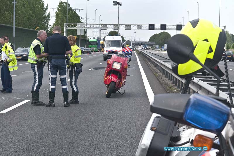 10061703.jpg - FOTOOPDRACHT:Papenrecht:17-06-2010:Motor ongeval met 2 zwaar gewonden op de RWA15 t/h van Papendrecht op de baan richting Gorinchem. De rijbanen werden voor technisch onderzoek geheel afgesloten een uur lang wat voor lange files zorgende. Over de toedracht van het ongeval is nog niets bekendDeze digitale foto blijft eigendom van FOTOPERSBURO BUSINK. Wij hanteren de voorwaarden van het N.V.F. en N.V.J. Gebruik van deze foto impliceert dat u bekend bent  en akkoord gaat met deze voorwaarden bij publicatie.EB/ETIENNE BUSINK