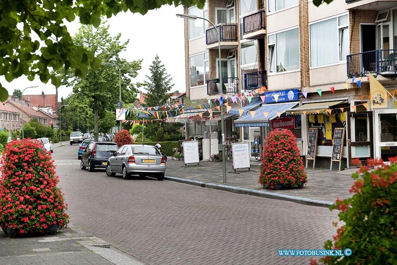 10061802.jpg - FOTOOPDRACHT:Dordrecht:18-06-2010:De winkels op het Nassuaplein slager, bloemenwinkel, aardapelhandelDeze digitale foto blijft eigendom van FOTOPERSBURO BUSINK. Wij hanteren de voorwaarden van het N.V.F. en N.V.J. Gebruik van deze foto impliceert dat u bekend bent  en akkoord gaat met deze voorwaarden bij publicatie.EB/ETIENNE BUSINK