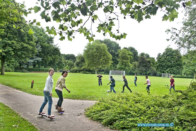 10061806.jpg - FOTOOPDRACHT:Dordrecht:18-06-2010:Spellende kinderen Voetbal en Skateborden in het WeizigtparkDeze digitale foto blijft eigendom van FOTOPERSBURO BUSINK. Wij hanteren de voorwaarden van het N.V.F. en N.V.J. Gebruik van deze foto impliceert dat u bekend bent  en akkoord gaat met deze voorwaarden bij publicatie.EB/ETIENNE BUSINK