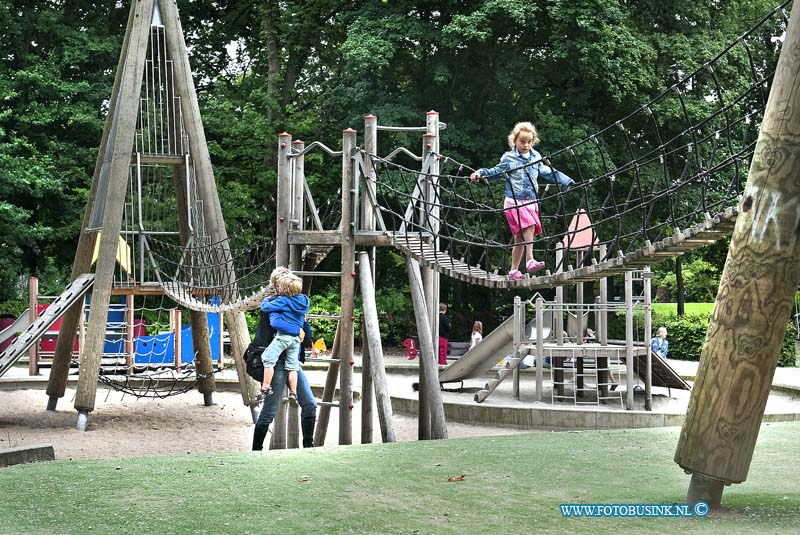 10061809.jpg - FOTOOPDRACHT:Dordrecht:18-06-2010:Speeltuin in het Weizigtpark met spellende kinderenDeze digitale foto blijft eigendom van FOTOPERSBURO BUSINK. Wij hanteren de voorwaarden van het N.V.F. en N.V.J. Gebruik van deze foto impliceert dat u bekend bent  en akkoord gaat met deze voorwaarden bij publicatie.EB/ETIENNE BUSINK