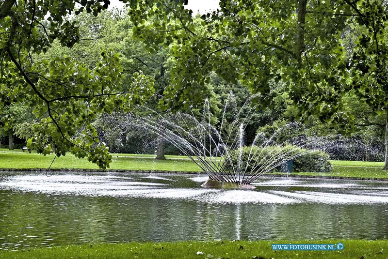 10061811.jpg - FOTOOPDRACHT:Dordrecht:18-06-2010:De Spuitende fontijn in het WeizigtparkDeze digitale foto blijft eigendom van FOTOPERSBURO BUSINK. Wij hanteren de voorwaarden van het N.V.F. en N.V.J. Gebruik van deze foto impliceert dat u bekend bent  en akkoord gaat met deze voorwaarden bij publicatie.EB/ETIENNE BUSINK