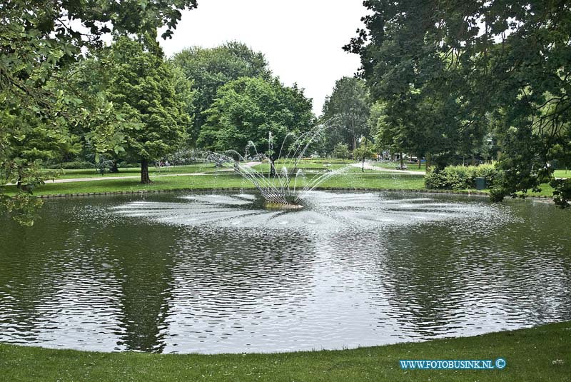 10061812.jpg - FOTOOPDRACHT:Dordrecht:18-06-2010:De Spuitende fontijn in het WeizigtparkDeze digitale foto blijft eigendom van FOTOPERSBURO BUSINK. Wij hanteren de voorwaarden van het N.V.F. en N.V.J. Gebruik van deze foto impliceert dat u bekend bent  en akkoord gaat met deze voorwaarden bij publicatie.EB/ETIENNE BUSINK