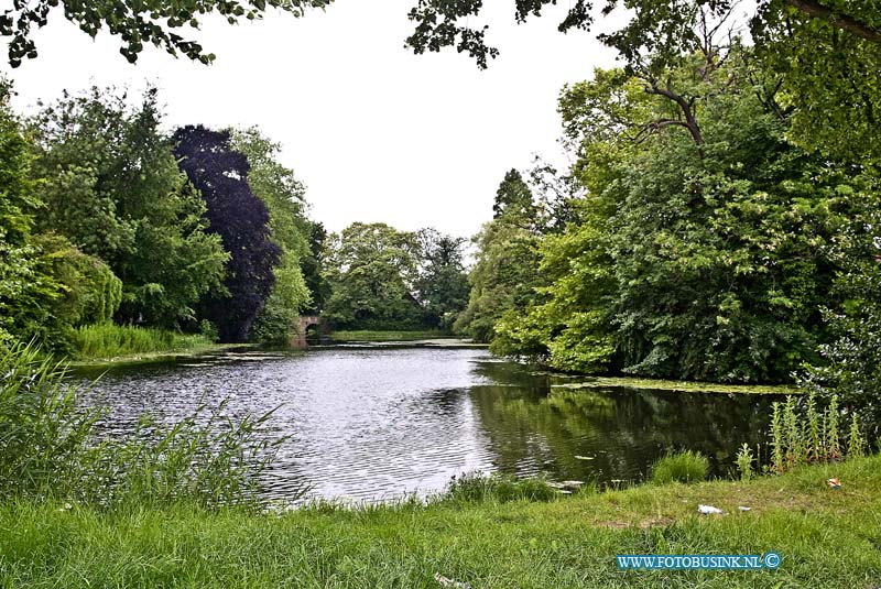 10061817.jpg - FOTOOPDRACHT:Dordrecht:18-06-2010:De Vijver achter de begraafplaats Essenhof aan de Dubbeldamsewegzijde met de 2 eilandjes in het midden van de vijverDeze digitale foto blijft eigendom van FOTOPERSBURO BUSINK. Wij hanteren de voorwaarden van het N.V.F. en N.V.J. Gebruik van deze foto impliceert dat u bekend bent  en akkoord gaat met deze voorwaarden bij publicatie.EB/ETIENNE BUSINK