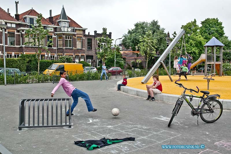 10061818.jpg - FOTOOPDRACHT:Dordrecht:18-06-2010:De nieuwe speelplaats het Emmapleintje met alles nieuwe speeltoestelen en kinderen die voetbal spellenDeze digitale foto blijft eigendom van FOTOPERSBURO BUSINK. Wij hanteren de voorwaarden van het N.V.F. en N.V.J. Gebruik van deze foto impliceert dat u bekend bent  en akkoord gaat met deze voorwaarden bij publicatie.EB/ETIENNE BUSINK