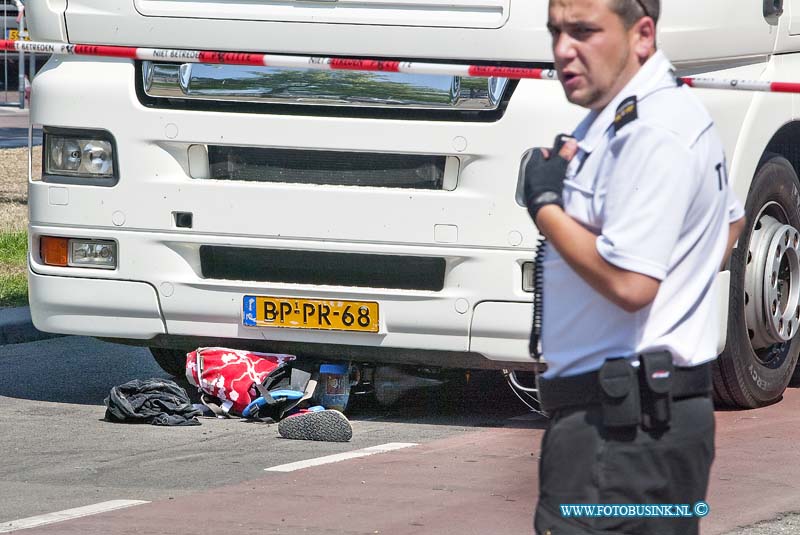 10062801.jpg - FOTOOPDRACHT:Dordrecht:28-06-2010:Bij een aanrijding tussen een vrachtwagen van de kermis die aan het opbreken is in Dordrecht en een meisje die met de fiets ver zebrapad bij stoplichten liep. Het meisje raakt zwaargewond en werd met spoed afgevoerd naar een ziekenhuis. De fiets kwam geheel onder de vrachtwagen te zitten. De politie stelt een onderzoek in naar de toedracht van het ongeval. Deze digitale foto blijft eigendom van FOTOPERSBURO BUSINK. Wij hanteren de voorwaarden van het N.V.F. en N.V.J. Gebruik van deze foto impliceert dat u bekend bent  en akkoord gaat met deze voorwaarden bij publicatie.EB/ETIENNE BUSINK