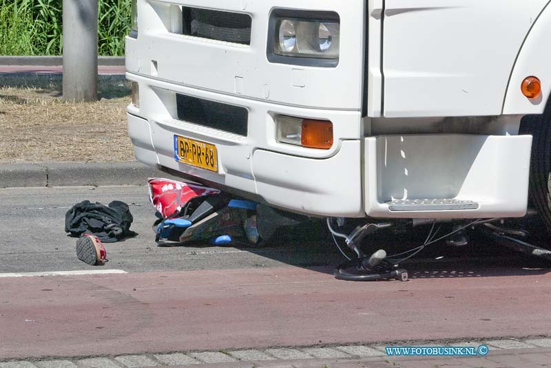 10062802.jpg - FOTOOPDRACHT:Dordrecht:28-06-2010:Bij een aanrijding tussen een vrachtwagen van de kermis die aan het opbreken is in Dordrecht en een meisje die met de fiets ver zebrapad bij stoplichten liep. Het meisje raakt zwaargewond en werd met spoed afgevoerd naar een ziekenhuis. De fiets kwam geheel onder de vrachtwagen te zitten. De politie stelt een onderzoek in naar de toedracht van het ongeval. Deze digitale foto blijft eigendom van FOTOPERSBURO BUSINK. Wij hanteren de voorwaarden van het N.V.F. en N.V.J. Gebruik van deze foto impliceert dat u bekend bent  en akkoord gaat met deze voorwaarden bij publicatie.EB/ETIENNE BUSINK