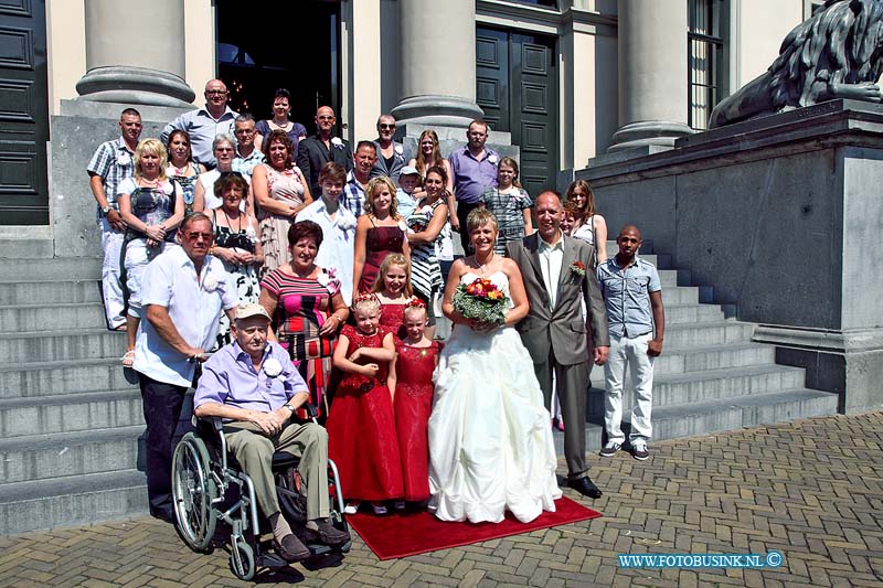 10070201.jpg - FOTOOPDRACHT:Dordrecht:02-07-2010:In het stadhuis van Dordrecht trouwen om 16.00 uur percies de  fam gouw tijdens start van het WK voetbal Nederland - Brazilië .Deze digitale foto blijft eigendom van FOTOPERSBURO BUSINK. Wij hanteren de voorwaarden van het N.V.F. en N.V.J. Gebruik van deze foto impliceert dat u bekend bent  en akkoord gaat met deze voorwaarden bij publicatie.EB/ETIENNE BUSINK