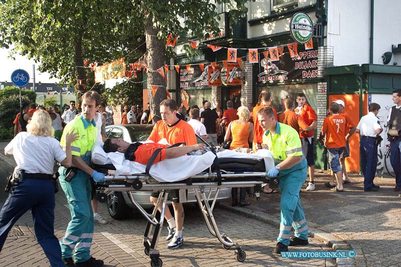 10070203.jpg - FOTOOPDRACHT:Dordrecht:02-07-2010: SCHIETINCIDENT: DRIE GEWONDEN DORDRECHT  Bij een schietincident bij een horecagelegenheid aan de Dubbeldamseweg Zuid zijn op 2 juli drie mannen gewond geraakt. Eén van hen werd getroffen in zijn bovenlichaam, één van hen in zijn been en de derde liep een schampschot aan zijn been op. Geen van de gewonden verkeert in levensgevaar. Kort na het incident werd een man aangehouden op verdenking van betrokkenheid bij het schietincident. Hij is ingesloten en wordt verhoord. Wat er op 2 juli rond 19.15 uur precies in en rond de horecagelegenheid gebeurde, is nog onduidelijk. De recherche en de Unit Forensische Opsporing doen tactisch en technisch onderzoek. Ook is de politie op zoek naar getuigen van het incident en vraagt hun te bellen naar 0900-8844 (lokaal tarief) en te vragen naar de recherche in Dordrecht. De Dubbeldamseweg Zuid werd ter hoogte van de Mauritsweg afgesloten en rond 22.45 uur weer voor alle verkeer opengesteld.Deze digitale foto blijft eigendom van FOTOPERSBURO BUSINK. Wij hanteren de voorwaarden van het N.V.F. en N.V.J. Gebruik van deze foto impliceert dat u bekend bent  en akkoord gaat met deze voorwaarden bij publicatie.EB/ETIENNE BUSINK