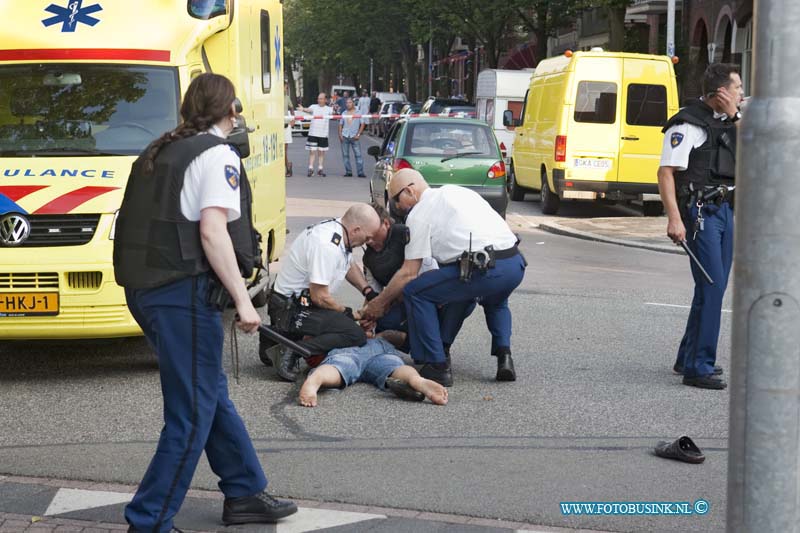 10070205.jpg - FOTOOPDRACHT:Dordrecht:02-07-2010: SCHIETINCIDENT: DRIE GEWONDEN DORDRECHT  Bij een schietincident bij een horecagelegenheid aan de Dubbeldamseweg Zuid zijn op 2 juli drie mannen gewond geraakt. Eén van hen werd getroffen in zijn bovenlichaam, één van hen in zijn been en de derde liep een schampschot aan zijn been op. Geen van de gewonden verkeert in levensgevaar. Kort na het incident werd een man aangehouden op verdenking van betrokkenheid bij het schietincident. Hij is ingesloten en wordt verhoord. Wat er op 2 juli rond 19.15 uur precies in en rond de horecagelegenheid gebeurde, is nog onduidelijk. De recherche en de Unit Forensische Opsporing doen tactisch en technisch onderzoek. Ook is de politie op zoek naar getuigen van het incident en vraagt hun te bellen naar 0900-8844 (lokaal tarief) en te vragen naar de recherche in Dordrecht. De Dubbeldamseweg Zuid werd ter hoogte van de Mauritsweg afgesloten en rond 22.45 uur weer voor alle verkeer opengesteld.Deze digitale foto blijft eigendom van FOTOPERSBURO BUSINK. Wij hanteren de voorwaarden van het N.V.F. en N.V.J. Gebruik van deze foto impliceert dat u bekend bent  en akkoord gaat met deze voorwaarden bij publicatie.EB/ETIENNE BUSINK