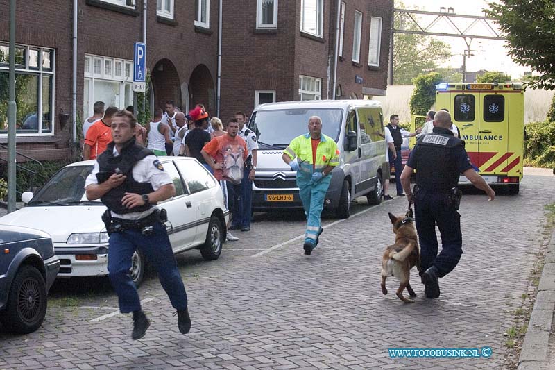 10070208.jpg - FOTOOPDRACHT:Dordrecht:02-07-2010: SCHIETINCIDENT: DRIE GEWONDEN DORDRECHT  Bij een schietincident bij een horecagelegenheid aan de Dubbeldamseweg Zuid zijn op 2 juli drie mannen gewond geraakt. Eén van hen werd getroffen in zijn bovenlichaam, één van hen in zijn been en de derde liep een schampschot aan zijn been op. Geen van de gewonden verkeert in levensgevaar. Kort na het incident werd een man aangehouden op verdenking van betrokkenheid bij het schietincident. Hij is ingesloten en wordt verhoord. Wat er op 2 juli rond 19.15 uur precies in en rond de horecagelegenheid gebeurde, is nog onduidelijk. De recherche en de Unit Forensische Opsporing doen tactisch en technisch onderzoek. Ook is de politie op zoek naar getuigen van het incident en vraagt hun te bellen naar 0900-8844 (lokaal tarief) en te vragen naar de recherche in Dordrecht. De Dubbeldamseweg Zuid werd ter hoogte van de Mauritsweg afgesloten en rond 22.45 uur weer voor alle verkeer opengesteld.Deze digitale foto blijft eigendom van FOTOPERSBURO BUSINK. Wij hanteren de voorwaarden van het N.V.F. en N.V.J. Gebruik van deze foto impliceert dat u bekend bent  en akkoord gaat met deze voorwaarden bij publicatie.EB/ETIENNE BUSINK