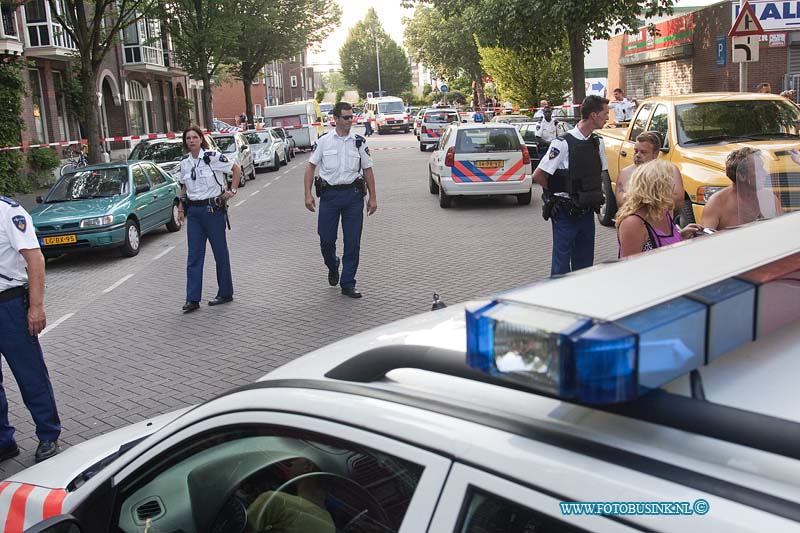 10070210.jpg - FOTOOPDRACHT:Dordrecht:02-07-2010: SCHIETINCIDENT: DRIE GEWONDEN DORDRECHT  Bij een schietincident bij een horecagelegenheid aan de Dubbeldamseweg Zuid zijn op 2 juli drie mannen gewond geraakt. Eén van hen werd getroffen in zijn bovenlichaam, één van hen in zijn been en de derde liep een schampschot aan zijn been op. Geen van de gewonden verkeert in levensgevaar. Kort na het incident werd een man aangehouden op verdenking van betrokkenheid bij het schietincident. Hij is ingesloten en wordt verhoord. Wat er op 2 juli rond 19.15 uur precies in en rond de horecagelegenheid gebeurde, is nog onduidelijk. De recherche en de Unit Forensische Opsporing doen tactisch en technisch onderzoek. Ook is de politie op zoek naar getuigen van het incident en vraagt hun te bellen naar 0900-8844 (lokaal tarief) en te vragen naar de recherche in Dordrecht. De Dubbeldamseweg Zuid werd ter hoogte van de Mauritsweg afgesloten en rond 22.45 uur weer voor alle verkeer opengesteld.Deze digitale foto blijft eigendom van FOTOPERSBURO BUSINK. Wij hanteren de voorwaarden van het N.V.F. en N.V.J. Gebruik van deze foto impliceert dat u bekend bent  en akkoord gaat met deze voorwaarden bij publicatie.EB/ETIENNE BUSINK