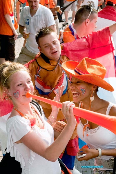 10070211.jpg - FOTOOPDRACHT:Dordrecht:02-07-2010:Dordrecht viert groots feest op het Scheffersplein na de overwining op Brazilië tijdens de WK van 2010 in zuid afrikaDeze digitale foto blijft eigendom van FOTOPERSBURO BUSINK. Wij hanteren de voorwaarden van het N.V.F. en N.V.J. Gebruik van deze foto impliceert dat u bekend bent  en akkoord gaat met deze voorwaarden bij publicatie.EB/ETIENNE BUSINK