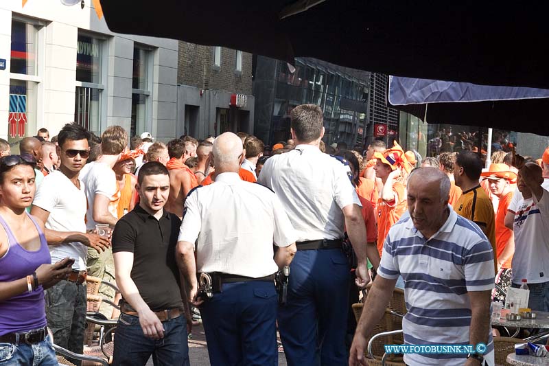 10070215.jpg - FOTOOPDRACHT:Dordrecht:02-07-2010:Foto: De politie moest wel in actie komen na een ruzie Scheffersplein.Dordrecht viert groots feest op het Scheffersplein na de overwining op Brazilië tijdens de WK van 2010 in zuid afrikaDeze digitale foto blijft eigendom van FOTOPERSBURO BUSINK. Wij hanteren de voorwaarden van het N.V.F. en N.V.J. Gebruik van deze foto impliceert dat u bekend bent  en akkoord gaat met deze voorwaarden bij publicatie.EB/ETIENNE BUSINK