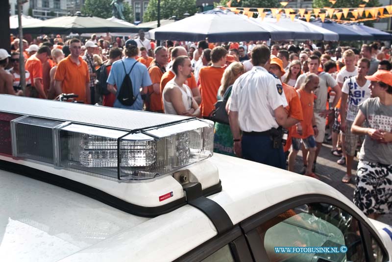 10070216.jpg - FOTOOPDRACHT:Dordrecht:02-07-2010:Foto: De politie moest wel in actie komen na een ruzie Scheffersplein.Dordrecht viert groots feest op het Scheffersplein na de overwining op Brazilië tijdens de WK van 2010 in zuid afrikaDeze digitale foto blijft eigendom van FOTOPERSBURO BUSINK. Wij hanteren de voorwaarden van het N.V.F. en N.V.J. Gebruik van deze foto impliceert dat u bekend bent  en akkoord gaat met deze voorwaarden bij publicatie.EB/ETIENNE BUSINK