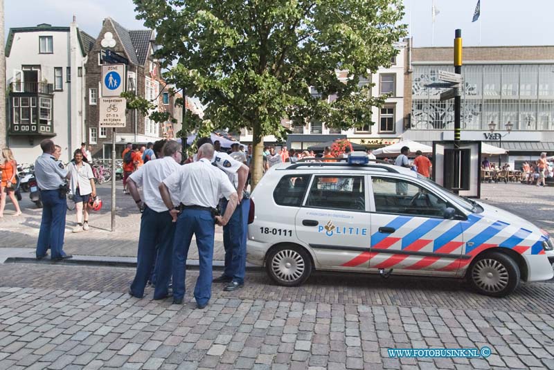 10070217.jpg - FOTOOPDRACHT:Dordrecht:02-07-2010:Foto: De politie moest wel in actie komen na een ruzie Scheffersplein.Dordrecht viert groots feest op het Scheffersplein na de overwining op Brazilië tijdens de WK van 2010 in zuid afrikaDeze digitale foto blijft eigendom van FOTOPERSBURO BUSINK. Wij hanteren de voorwaarden van het N.V.F. en N.V.J. Gebruik van deze foto impliceert dat u bekend bent  en akkoord gaat met deze voorwaarden bij publicatie.EB/ETIENNE BUSINK