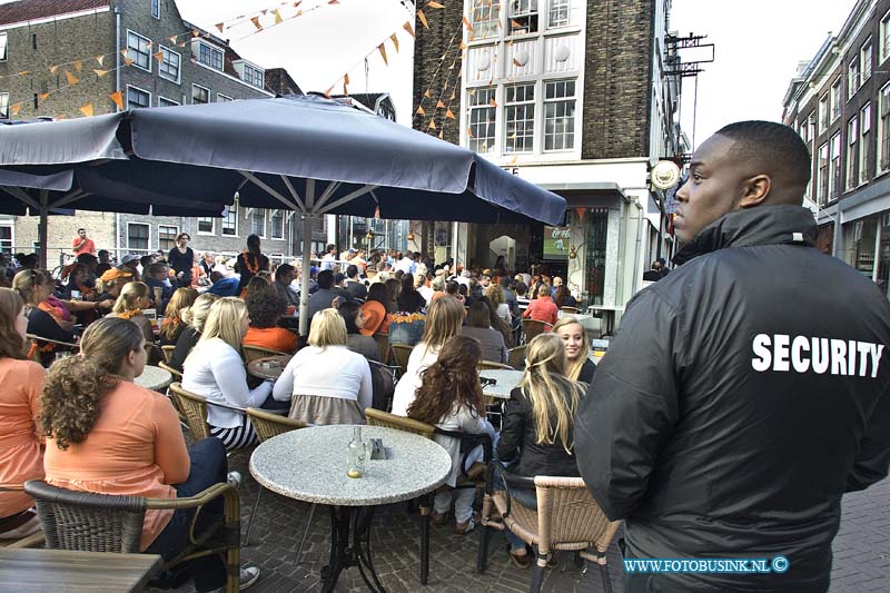 10070602.jpg - FOTOOPDRACHT:Dordrecht:06-07-2010:Foto: extra veel beveiling bij de halve finale van het WK voetbal tegen Nederland-Uruguay wk kijken op het scheffersplein te Dordrecht met extra veel beveiliging.Deze digitale foto blijft eigendom van FOTOPERSBURO BUSINK. Wij hanteren de voorwaarden van het N.V.F. en N.V.J. Gebruik van deze foto impliceert dat u bekend bent  en akkoord gaat met deze voorwaarden bij publicatie.EB/ETIENNE BUSINK