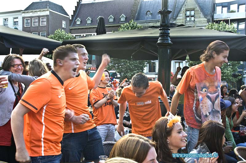 10070603.jpg - FOTOOPDRACHT:Dordrecht:06-07-2010:Foto: extra veel beveiling bij de halve finale van het WK voetbal tegen Nederland-Uruguay maar na het eerste doelpunt is de stemming al opperbest.wk kijken op het scheffersplein te Dordrecht met extra veel beveiliging.Deze digitale foto blijft eigendom van FOTOPERSBURO BUSINK. Wij hanteren de voorwaarden van het N.V.F. en N.V.J. Gebruik van deze foto impliceert dat u bekend bent  en akkoord gaat met deze voorwaarden bij publicatie.EB/ETIENNE BUSINK