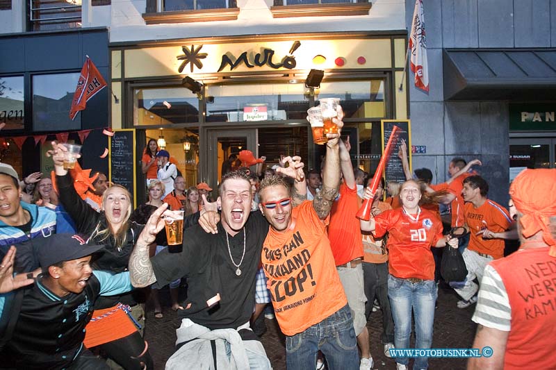 10070604.jpg - FOTOOPDRACHT:Dordrecht:06-07-2010:wk halve finale tegen Nederland-Uruguay kijken op het scheffersplein te Dordrecht met extra veel beveiliging.De vreugde bij het winnen van de halve finale.Deze digitale foto blijft eigendom van FOTOPERSBURO BUSINK. Wij hanteren de voorwaarden van het N.V.F. en N.V.J. Gebruik van deze foto impliceert dat u bekend bent  en akkoord gaat met deze voorwaarden bij publicatie.EB/ETIENNE BUSINK