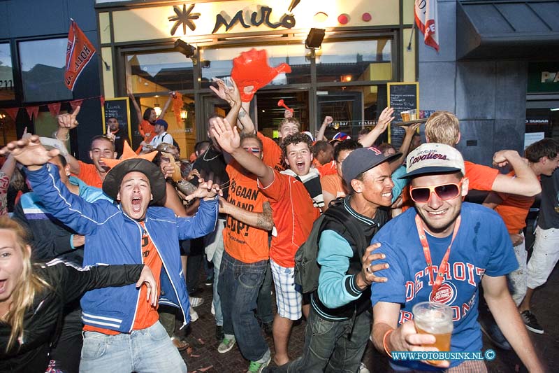 10070605.jpg - FOTOOPDRACHT:Dordrecht:06-07-2010:wk halve finale tegen Nederland-Uruguay kijken op het scheffersplein te Dordrecht met extra veel beveiliging.De vreugde bij het winnen van de halve finale.Deze digitale foto blijft eigendom van FOTOPERSBURO BUSINK. Wij hanteren de voorwaarden van het N.V.F. en N.V.J. Gebruik van deze foto impliceert dat u bekend bent  en akkoord gaat met deze voorwaarden bij publicatie.EB/ETIENNE BUSINK