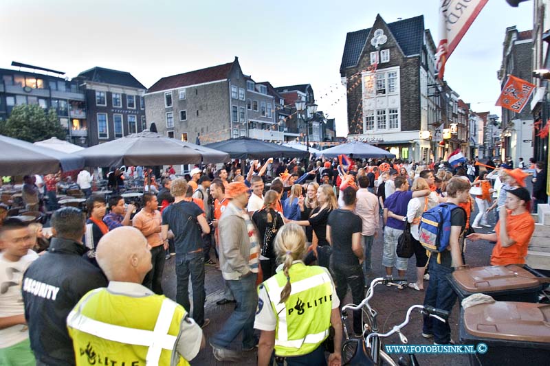 10070606.jpg - FOTOOPDRACHT:Dordrecht:06-07-2010:wk halve finale tegen Nederland-Uruguay kijken op het scheffersplein te Dordrecht met extra veel beveiligingen Politie.De vreugde bij het winnen van de halve finale.Deze digitale foto blijft eigendom van FOTOPERSBURO BUSINK. Wij hanteren de voorwaarden van het N.V.F. en N.V.J. Gebruik van deze foto impliceert dat u bekend bent  en akkoord gaat met deze voorwaarden bij publicatie.EB/ETIENNE BUSINK