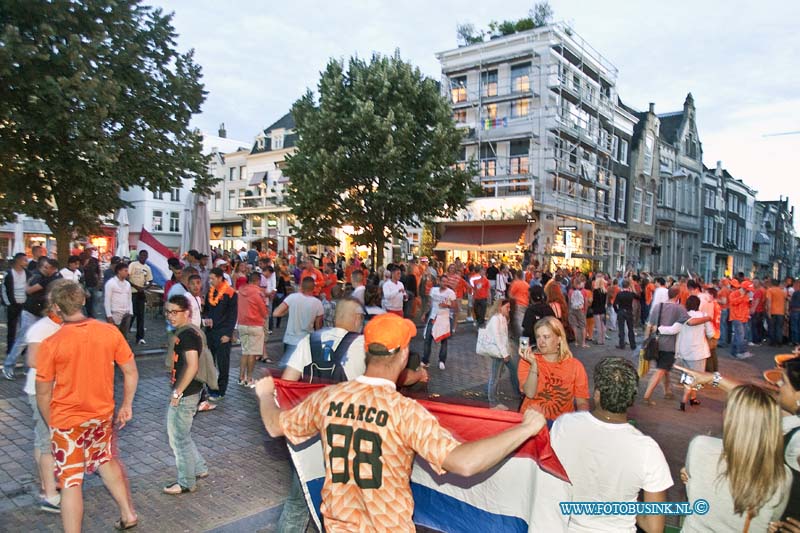 10070607.jpg - FOTOOPDRACHT:Dordrecht:06-07-2010:wk halve finale tegen Nederland-Uruguay kijken op het scheffersplein te Dordrecht met extra veel beveiliging.De vreugde bij het winnen van de halve finale.Deze digitale foto blijft eigendom van FOTOPERSBURO BUSINK. Wij hanteren de voorwaarden van het N.V.F. en N.V.J. Gebruik van deze foto impliceert dat u bekend bent  en akkoord gaat met deze voorwaarden bij publicatie.EB/ETIENNE BUSINK