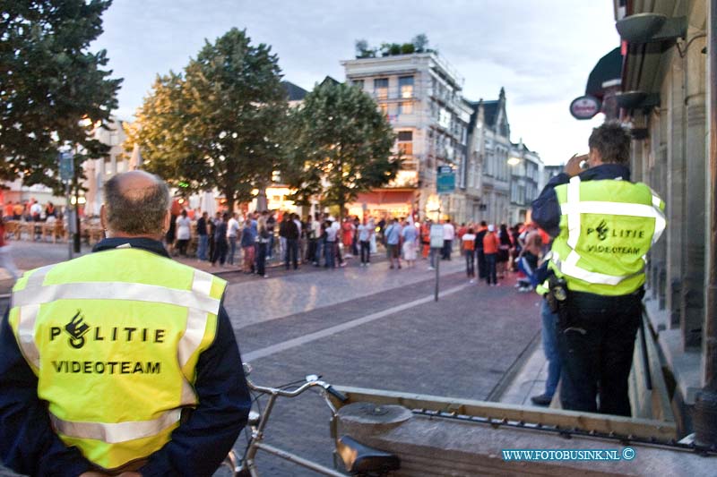 10070608.jpg - FOTOOPDRACHT:Dordrecht:06-07-2010:wk halve finale tegen Nederland-Uruguay kijken op het scheffersplein te Dordrecht met extra veel beveiliging.ook het videoteam van de Politie ZHZ is aanwezig.Deze digitale foto blijft eigendom van FOTOPERSBURO BUSINK. Wij hanteren de voorwaarden van het N.V.F. en N.V.J. Gebruik van deze foto impliceert dat u bekend bent  en akkoord gaat met deze voorwaarden bij publicatie.EB/ETIENNE BUSINK