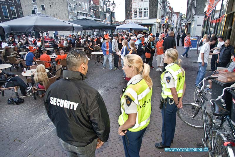 10070609.jpg - FOTOOPDRACHT:Dordrecht:06-07-2010:wk halve finale tegen Nederland-Uruguay kijken op het scheffersplein te Dordrecht met extra veel beveiliging en Politie.Deze digitale foto blijft eigendom van FOTOPERSBURO BUSINK. Wij hanteren de voorwaarden van het N.V.F. en N.V.J. Gebruik van deze foto impliceert dat u bekend bent  en akkoord gaat met deze voorwaarden bij publicatie.EB/ETIENNE BUSINK