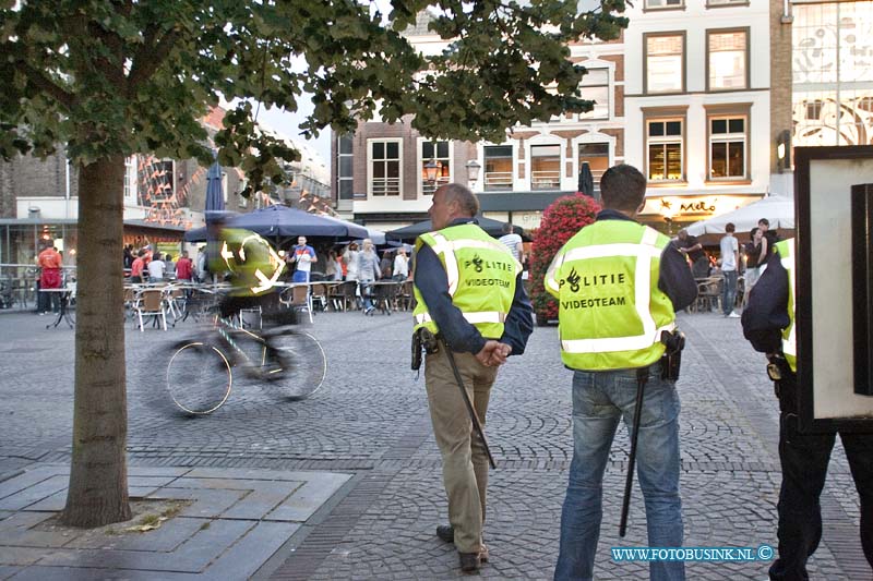 10070610.jpg - FOTOOPDRACHT:Dordrecht:06-07-2010:wk halve finale tegen Nederland-Uruguay kijken op het scheffersplein te Dordrecht met extra veel beveiliging en Politie en het Videoteam.Deze digitale foto blijft eigendom van FOTOPERSBURO BUSINK. Wij hanteren de voorwaarden van het N.V.F. en N.V.J. Gebruik van deze foto impliceert dat u bekend bent  en akkoord gaat met deze voorwaarden bij publicatie.EB/ETIENNE BUSINK