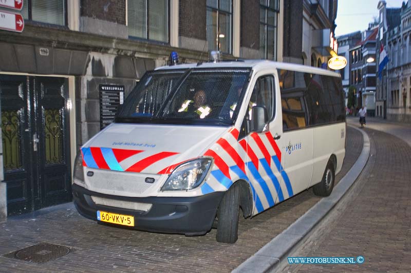 10070612.jpg - FOTOOPDRACHT:Dordrecht:06-07-2010:wk halve finale tegen Nederland-Uruguay kijken op het scheffersplein te Dordrecht met extra veel beveiliging.Ook een ME bus van Politie ZHZ stond parraat.Deze digitale foto blijft eigendom van FOTOPERSBURO BUSINK. Wij hanteren de voorwaarden van het N.V.F. en N.V.J. Gebruik van deze foto impliceert dat u bekend bent  en akkoord gaat met deze voorwaarden bij publicatie.EB/ETIENNE BUSINK