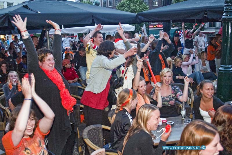 10070613.jpg - FOTOOPDRACHT:Dordrecht:06-07-2010:wk halve finale tegen Nederland-Uruguay kijken op het scheffersplein te Dordrecht met extra veel beveiliging.Tijdens het 3e doel punt begon het plein op zijn grond veste te schudden.Deze digitale foto blijft eigendom van FOTOPERSBURO BUSINK. Wij hanteren de voorwaarden van het N.V.F. en N.V.J. Gebruik van deze foto impliceert dat u bekend bent  en akkoord gaat met deze voorwaarden bij publicatie.EB/ETIENNE BUSINK