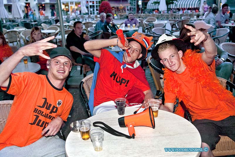 10070614.jpg - FOTOOPDRACHT:Dordrecht:06-07-2010:wk halve finale tegen Nederland-Uruguay kijken op het scheffersplein te Dordrecht met extra veel beveiliging. Langzaam kwam het feestje op gang.Deze digitale foto blijft eigendom van FOTOPERSBURO BUSINK. Wij hanteren de voorwaarden van het N.V.F. en N.V.J. Gebruik van deze foto impliceert dat u bekend bent  en akkoord gaat met deze voorwaarden bij publicatie.EB/ETIENNE BUSINK