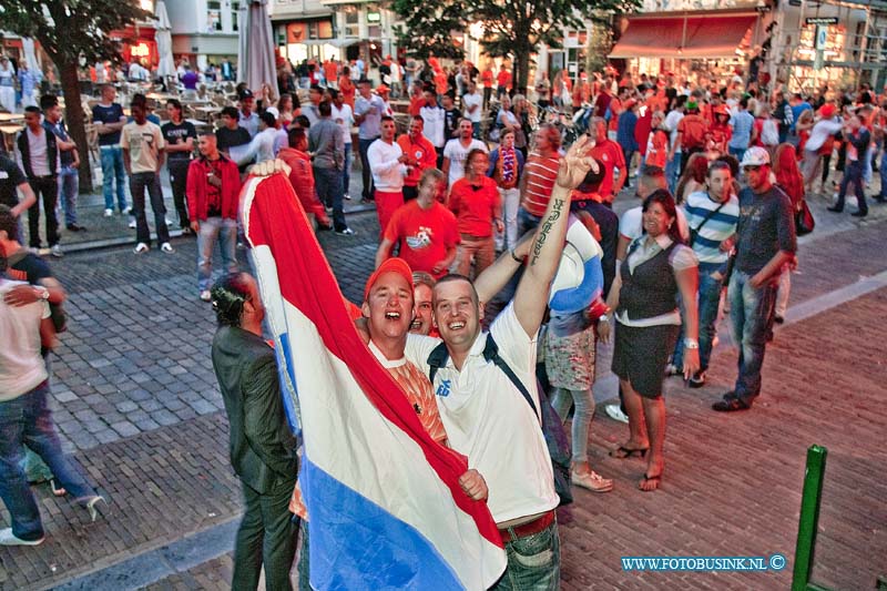 10070615.jpg - FOTOOPDRACHT:Dordrecht:06-07-2010:wk halve finale tegen Nederland-Uruguay kijken op het scheffersplein te Dordrecht met extra veel beveiliging.Na de winst barstte de vreugde totaal los op het plein.Deze digitale foto blijft eigendom van FOTOPERSBURO BUSINK. Wij hanteren de voorwaarden van het N.V.F. en N.V.J. Gebruik van deze foto impliceert dat u bekend bent  en akkoord gaat met deze voorwaarden bij publicatie.EB/ETIENNE BUSINK