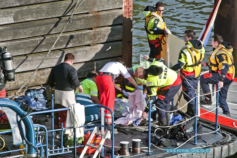 10070804.jpg - FOTOOPDRACHT:Dordrecht:08-07-2010:Foto: De brug springer word meer dan een uur gereanimeerd door het trauma team maar het mocht niet baten de jongen overleed op het schip van Rijkswaterstaat. BRUGSPRINGER OVERLIJDT NA ONGELUKKIGE SPRONG DORDRECHT - Op donderdagavond 8 juli is een man uit Dordrecht om het leven gekomen na een sprong van een brug aan de Dokweg. De man sprong met een vriend van de rand van de fietsbrug, deze loopt parallel aan de spoorbrug tussen Dordrecht en Zwijndrecht. Het slachtoffer kwam vermoedelijk ongelukkig in het water terecht en kwam daardoor niet meer boven. Zijn vriend sloeg direct alarm waarop meerdere hulpdiensten uitrukten voor een zoekactie. Duikploegen van de brandweer, de Reddingsbrigade en Rijkswaterstaat zochten naar de man en vonden hem ongeveer na 20 minuten op de plek in het water waar hij terechtkwam na de sprong. In zeer kritieke toestand werd hij aan boord van een boot van Rijkswaterstaat gehaald waar het medisch team van de traumahelikopter hem reanimeerde. Helaas mocht deze hulpverlening niet meer baten en is de man overleden. De vriend die de sprong wel overleefde, is door de politie slachtofferhulp geboden. Van hem zal een verklaring worden opgenomen. Deze digitale foto blijft eigendom van FOTOPERSBURO BUSINK. Wij hanteren de voorwaarden van het N.V.F. en N.V.J. Gebruik van deze foto impliceert dat u bekend bent  en akkoord gaat met deze voorwaarden bij publicatie.EB/ETIENNE BUSINK